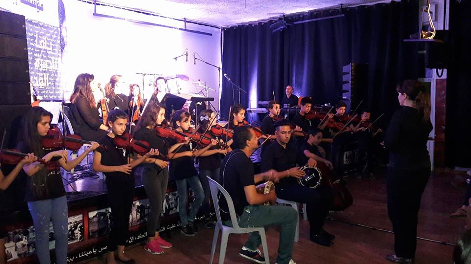 أطفال مشروع الكمنجاتي في المؤسسة يحيون حفلا موسيقيا مع الفنان التونسي عماد عليبي على مسرح إبداع